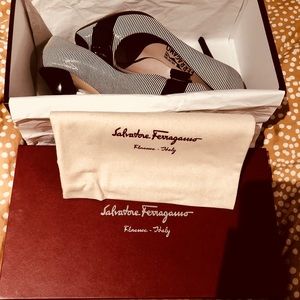 UNUSED Salvatore Ferragamo Grey Gillia 100